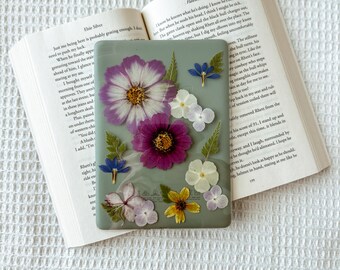 Insert floral de vraies fleurs sauvages pour Kindle | Accessoires pour livres numériques Kindle | Cottagecore, esthétique printanière | Cadeau pour amoureux des livres | Cadeau pour elle