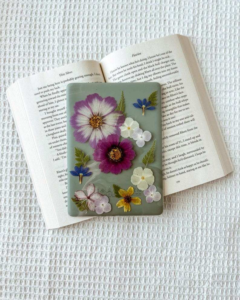 Insert floral de vraies fleurs sauvages pour Kindle Accessoires pour livres numériques Kindle Cottagecore, esthétique printanière Cadeau pour amoureux des livres Cadeau pour elle image 1