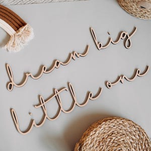 Letrero de madera "Sueña en grande, pequeño" - Decoración de pared para habitación infantil - Cita rústica de madera para habitación de bebé - Regalo para baby shower - Letrero para habitación infantil - Arte de estrellas y luna