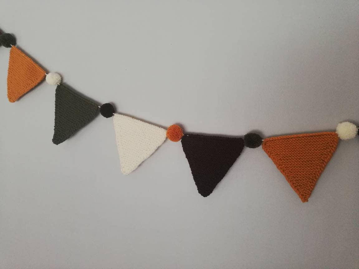 Ornement Mural de Guirlande Fanions Laine et Pompons 1M70