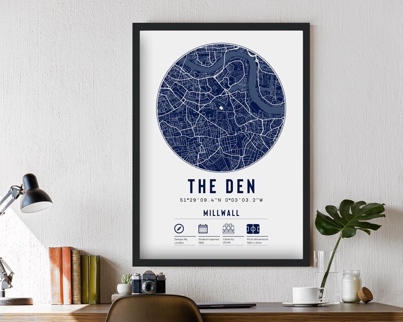 Pu&ograve; includere: Una stampa incorniciata di una mappa di Millwall, Londra, Inghilterra. La mappa &egrave; di colore blu navy ed &egrave; circondata da un bordo bianco. Il testo "The Den" &egrave; stampato sotto la mappa, insieme alle coordinate 51&deg;29'09.4"N 0&deg;03'03.2"W. Il testo "Millwall" &egrave; stampato sotto le coordinate.