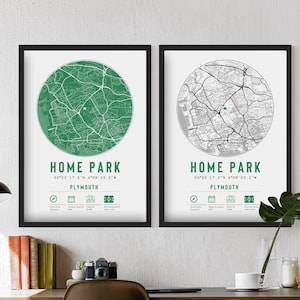 Peut inclure: Deux impressions encadrées d'une carte de Home Park, Plymouth, en Angleterre. L'impression de gauche présente une carte verte avec des lignes blanches, tandis que l'impression de droite présente une carte en noir et blanc. Les deux impressions comprennent le nom "Home Park", les coordonnées "50°23'17.2"N 4°09'03.2"W" et le mot "Plymouth".