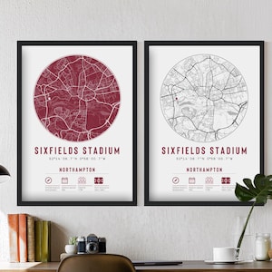 Peut inclure: Deux impressions encadrées d'une carte du stade de Sixfields à Northampton, en Angleterre. La carte de gauche est de couleur marron, tandis que la carte de droite est en noir et blanc. Les deux impressions comprennent le nom du stade, les coordonnées et le nom de la ville.