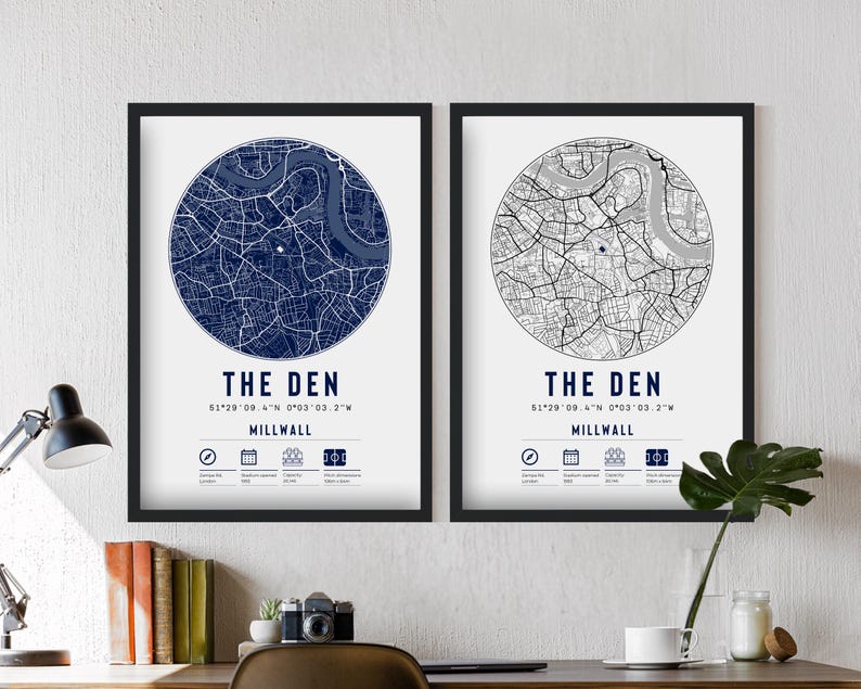 Pu&ograve; includere: Due stampe incorniciate di una mappa di Millwall, Londra, Inghilterra. La mappa &egrave; in un cerchio con il testo "The Den" e le coordinate "51 29 09.4"N 003 03.2"W" sotto la mappa. Il testo "Millwall" &egrave; sotto le coordinate. La mappa a sinistra &egrave; in blu e bianco, e la mappa a destra &egrave; in grigio e bianco.