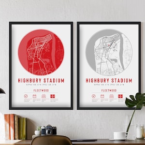 Könnte beinhalten: Zwei gerahmte Drucke mit einer Karte des Highbury Stadium in Fleetwood. Einer hat einen roten kreisförmigen Hintergrund, der andere ist grau. Beide zeigen den Stadionnamen, die Koordinaten und den Ortsnamen in roter Schrift.