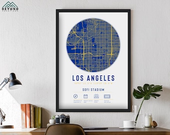 Könnte beinhalten: Ein blauer und goldener Kartenabdruck von Los Angeles, Kalifornien, mit dem Text "Los Angeles 33°57' 12" N 118°15' 18" W" und "SOFI STADIUM" unter der Karte. Die Karte zeigt die Straßen der Stadt und enthält eine Kompass, einen Kalender und ein Stadionsymbol.