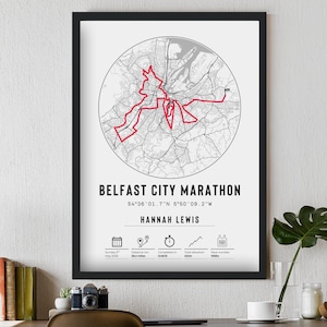 Könnte beinhalten: Gerahmter Druck der Belfast City Marathon-Strecke, mit einer roten Linie, die den Kurs auf einer Karte hervorhebt. Der Druck enthält den Namen des Marathons, Koordinaten und den Namen des Teilnehmers. Der schwarze Rahmen umgibt den weißen Hintergrund.
