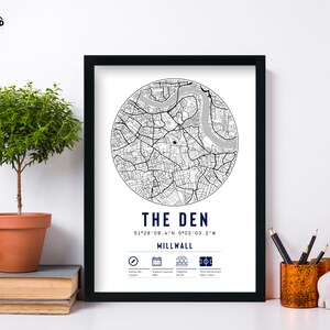 Pu&ograve; includere: Una stampa di mappa in bianco e nero di Millwall, Londra, Inghilterra. La mappa ha una forma circolare ed &egrave; circondata da una cornice nera. Il testo "The Den" e le coordinate "51&deg;29'09.4"N 0&deg;03'03.2"W" sono stampate sotto la mappa. Il testo "Millwall" &egrave; stampato sotto le coordinate. Ci sono quattro icone sotto il testo "Millwall": una bussola, un calendario, uno stadio e un pallone da calcio.