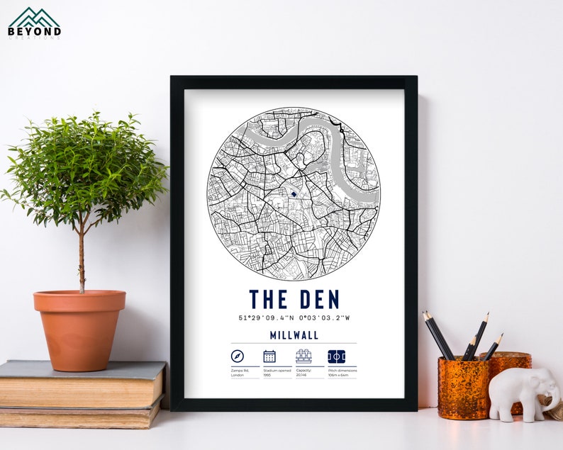 Pu&ograve; includere: Una stampa di mappa in bianco e nero di Millwall, Londra, Inghilterra. La mappa ha una forma circolare ed &egrave; circondata da una cornice nera. Il testo "The Den" e le coordinate "51&deg;29'09.4"N 0&deg;03'03.2"W" sono stampate sotto la mappa. Il testo "Millwall" &egrave; stampato sotto le coordinate. Ci sono quattro icone sotto il testo "Millwall": una bussola, un calendario, uno stadio e un pallone da calcio.