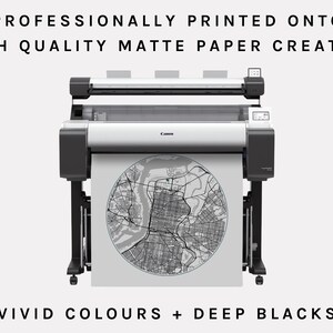 Pu&ograve; includere: Una stampante di grande formato stampa una mappa in bianco e nero su carta opaca di alta qualit&agrave;. La stampante &egrave; una Canon imagePROGRAF PRO-4000.