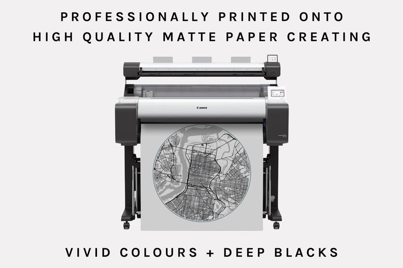 Pu&ograve; includere: Una stampante di grande formato stampa una mappa in bianco e nero su carta opaca di alta qualit&agrave;. La stampante &egrave; una Canon imagePROGRAF PRO-4000.