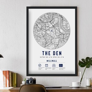Pu&ograve; includere: Una stampa di mappa in bianco e nero di Millwall, Londra, Inghilterra. La mappa &egrave; intitolata "The Den" e include le coordinate 51&deg;29'09.4"N 0&deg;03'03.2"W. La stampa include anche informazioni sullo stadio, inclusa la sua capacit&agrave; e la sua posizione.