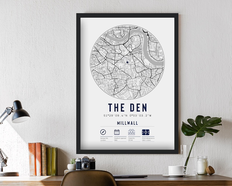 Pu&ograve; includere: Una stampa di mappa in bianco e nero di Millwall, Londra, Inghilterra. La mappa &egrave; intitolata "The Den" e include le coordinate 51&deg;29'09.4"N 0&deg;03'03.2"W. La stampa include anche informazioni sullo stadio, inclusa la sua capacit&agrave; e la sua posizione.