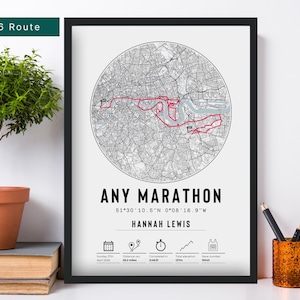 Könnte beinhalten: Schwarz gerahmter Druck mit einer Karte einer Marathonstrecke in London, rot hervorgehoben in einem Kreis. Der Druck enthält den Text "ANY MARATHON", "HANNAH LEWIS" und "2026 Route".