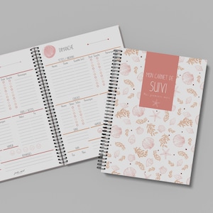 Puede incluir: Una libreta de espiral blanca con un patrón de conchas y algas marinas de color rosa y marrón en la portada. La portada tiene el texto "Mon carnet de suivi" en un rectángulo rosa. Las páginas interiores están en blanco y tienen una sección para "Samedi" y "Dimanche".