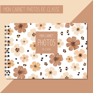 Könnte beinhalten: Ein spiralgebundenes Fotoalbum mit floralem Muster. Der Einband zeigt einen weißen Hintergrund mit braunen und cremefarbenen Blumen und kleinen schwarzen Punkten. Der Text "MON CARNET PHOTOS DE CLASSE" ist oben und auf dem Einband zu sehen.
