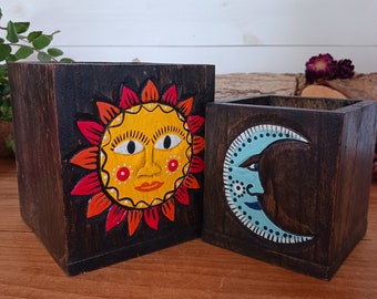 Set van handbeschilderde houten potten met zon en maan