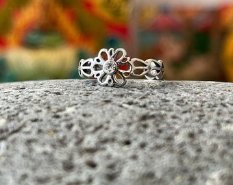 Toe Ring Daisy Flower & Crystal stone  solid Silver adjustable Toe ring