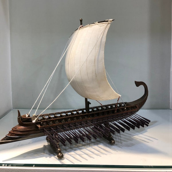 Trirème grecque ~ Ancien bateau des Phéniciens, des Grecs anciens et des Romains