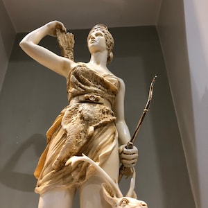 Griechische Göttin Artemis ~ Göttin der wilden Tiere, der Jagd, der Vegetation und der Geburt