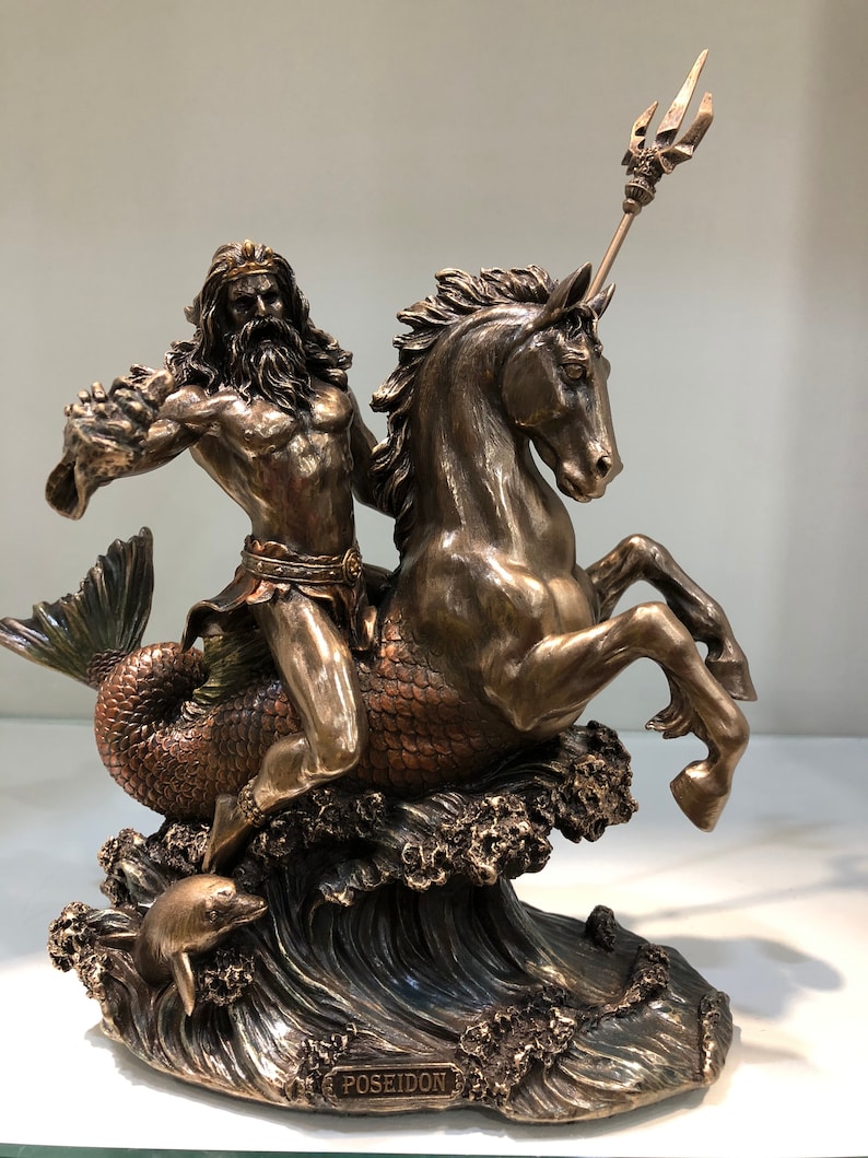 K&ouml;nnte beinhalten: Bronzestatue von Poseidon, der ein Seepferd reitet und einen Dreizack h&auml;lt. Die Statue zeigt detaillierte Darstellungen des Meeresgottes, des Pferdes und der Wellen. Ein Delphin schwimmt in den Wellen. Die Basis der Statue tr&auml;gt die Aufschrift "POSEIDON".