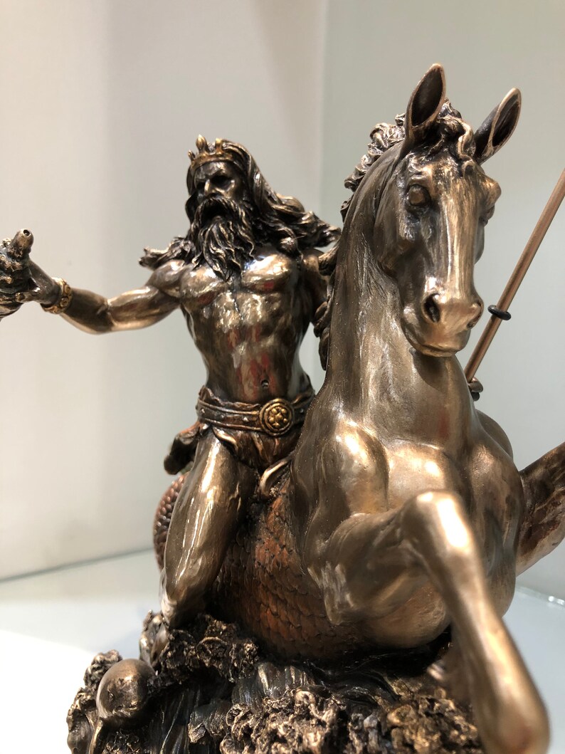 K&ouml;nnte beinhalten: Bronzefarbene Statue eines muskul&ouml;sen Mannes mit Bart und Krone, der ein Seepferd reitet. Der Mann h&auml;lt einen Dreizack. Das Seepferdchen hat eine flie&szlig;ende M&auml;hne und Schuppen. Detaillierte Merkmale.