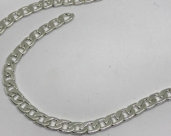 Könnte beinhalten: Eine silberne Gliederkette mit klassischem Design. Die Kette ist aus Metall und hat eine glänzende Oberfläche.