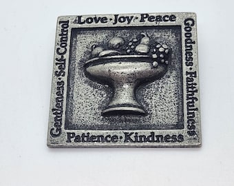 JDI Pewter Pin Vintage Quadrat mit Obstschale und freundlichen Worten Made in den USA