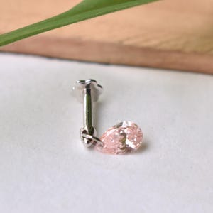 ピンク&ブルーペアーラボグロウンダイヤモンドフローティングスタッド、吊り下げドリルダイヤモンドイヤリング、14K/18Kソリッドゴールド16gスレッドフラットバックピアスジュエリー