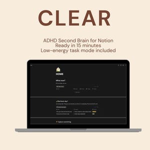 Op de afbeelding: Een laptop toont een Notion-sjabloon met het woord "HOME" bovenaan. Het scherm toont een donkere interface met de tekst "ADHD Second Brain for Notion" en "Low-energy task mode included." Het woord "CLEAR" staat bovenaan.