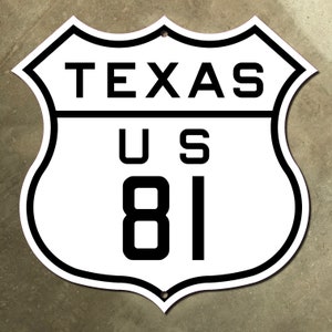 Könnte beinhalten: Weißes und schwarzes US-Straßenschild mit dem Text "TEXAS US 81".