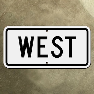 Może przedstawiać: Biały prostokątny znak z czarną ramką i czarnym napisem "WEST".