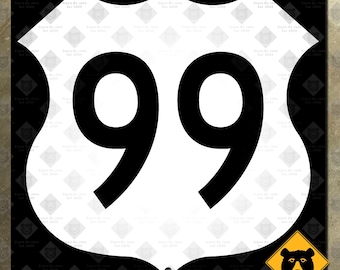 Op de afbeelding: Een zwart-wit Route 99-bord met een witte schildvorm en het nummer 99 in vette zwarte letters. Het bord heeft een zwarte rand en een klein geel berenlogo in de rechter benedenhoek.