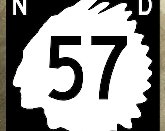 Könnte beinhalten: Schwarz-weißes Straßenschild des Bundesstaates North Dakota mit einer weißen Silhouette eines amerikanischen Indianerkopfes und der Nummer 57 in Schwarz.