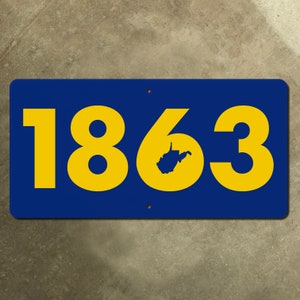 Könnte beinhalten: Ein blaues Metallschild mit der Nummer 1863 in Gelb. Der Bundesstaat West Virginia ist in Gelb in der Mitte des Schildes umrandet.