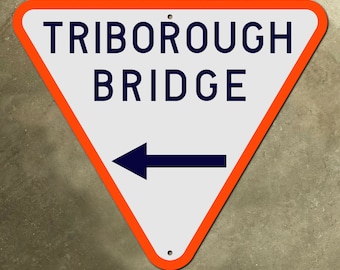 Könnte beinhalten: Ein weißes dreieckiges Schild mit orangefarbenem Rand. Das Schild trägt die Aufschrift "Triborough Bridge" und hat einen blauen Pfeil, der nach links zeigt.