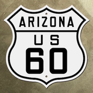 Puede incluir: Señal de carretera blanca y negra de la Ruta 60 de los Estados Unidos con el texto "Arizona" en la parte superior y el número "60" en letras negras grandes.