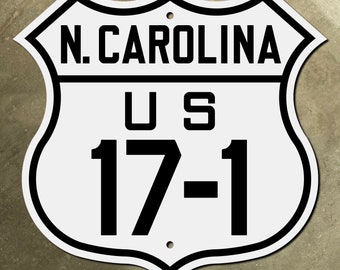 Könnte beinhalten: Weißes und schwarzes US-Straßenschild mit schwarzem Text, der "N. CAROLINA US 17-1" lautet.
