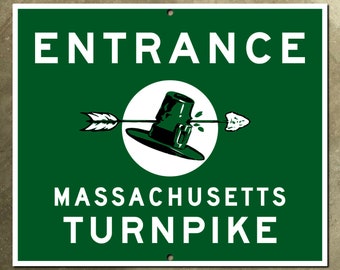 Könnte beinhalten: Ein grünes Schild mit weißem Text, auf dem "ENTRANCE MASSACHUSETTS TURNPIKE" steht. In der Mitte des Schildes befindet sich ein weißer Kreis mit einem grünen Pilgerhut und einem Pfeil, der nach rechts zeigt.