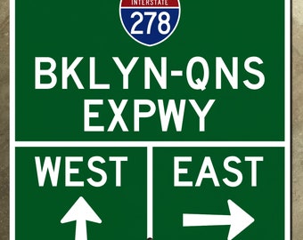 Op de afbeelding: Groen verkeersbord met witte tekst en pijlen die de richtingen aangeven voor Interstate 278, Brooklyn-Queens Expressway, West en Oost.