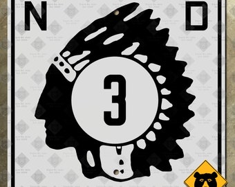 Könnte beinhalten: Ein weißes quadratisches Schild mit schwarzer Beschriftung und einem Schwarzweißbild eines amerikanischen Indianerkopfes mit Federkopfschmuck. Das Schild trägt die Buchstaben "ND" in den oberen linken und rechten Ecken und die Zahl "3" in einem Kreis in der Mitte.