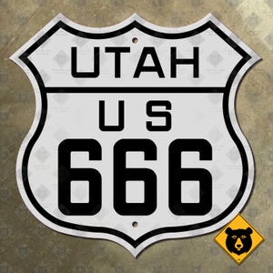 Señal de tráfico con escudo marcador de la ruta 666 de Utah, Devil's Highway, Four Corners, Red Rocks