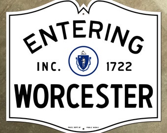 Op de afbeelding: Een wit bord met zwarte tekst die "Entering Inc. 1722 Worcester" luidt. Het bord heeft een blauw en wit zegel met een man in harnas in het midden.