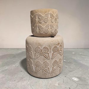 Steinzeug Blumentopf: Natürliches Schmetterlings-Design in 2 Größen erhältlich