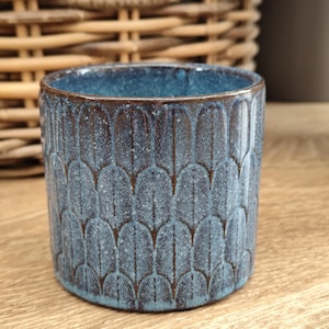 Vaso in ceramica con decorazione a piuma blu smaltata