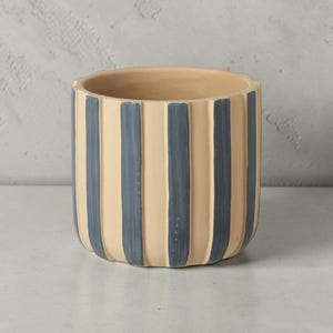 Cache-pot en grès : motif à rayures bleues