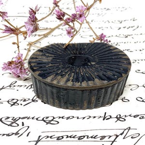 Antique Snuff Box | Circa Georgian / Victorian Period | Clam Shell Design | Papier Mache With Black Lacquer | 5.7cm x 4cm