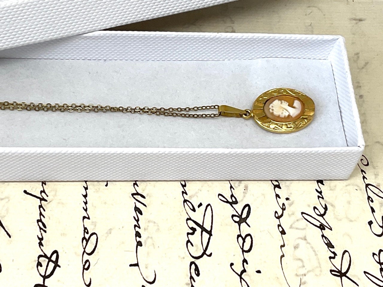 ヴィンテージ カメオペンダントネックレス シェル ゴールド アンティークレトロ① ヴィンテージ カメオペンダントネックレス シェル ゴールド
