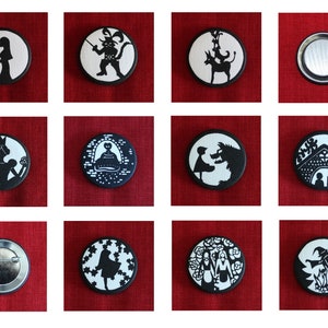 Könnte beinhalten: Satz von zehn runden, schwarzen und weißen Knöpfen mit einem Durchmesser von 2,5 cm, die Silhouettenillustrationen klassischer Märchen zeigen. Die Illustrationen umfassen Rotkäppchen, den Wolf, den Froschkönig, Rapunzel, Aschenputtel, den gestiefelten Kater, Schneewittchen, die sieben Zwerge, Hänsel und Gretel und die Hexe.