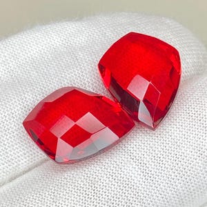 Rotes Granat Edelstein Paar | Lab-Created Schild Briolette Cut